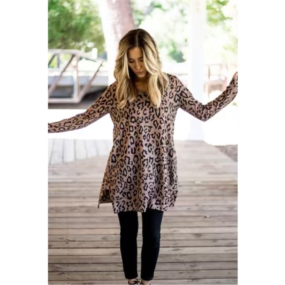 Like New - leopard tunic w/ pockets! So comfy! Pairs well w/ leggings & jeans! - Picture 4 of 8